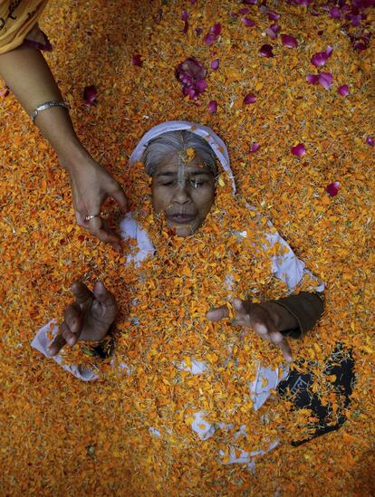 Una viuda participa en la celebración del festival Holi en Vrindavan, Uttar Pradesh (India).