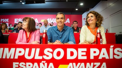 Pedro Sánchez, entre Cristina Narbona y María Jesús Montero en el comité federal del PSOE del 7 de septiembre.