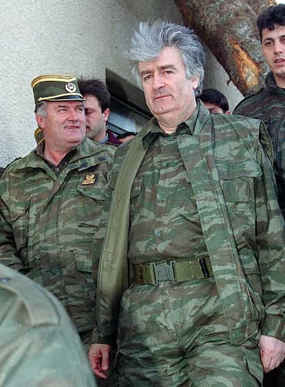 Radovan Karadzic (derecha; ya arrestado), junto al general Ratko Mladic (aún no entregado al tribunal internacional), en una foto de abril de 1995.