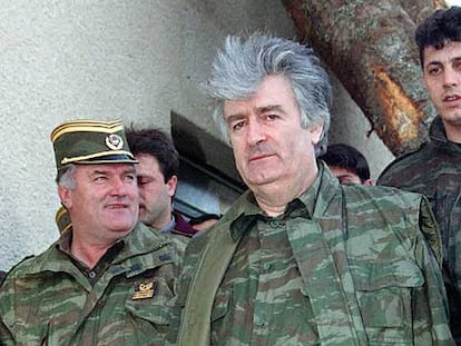 Radovan Karadzic (derecha; ya arrestado), junto al general Ratko Mladic (aún no entregado al tribunal internacional), en una foto de abril de 1995.