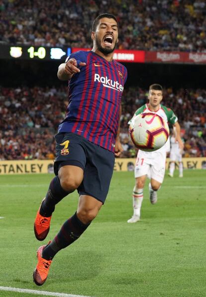 Luis Suárez reacciona dando un grito durante el partido.