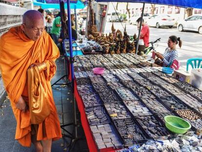 Un monje budista a principios de 2015 en el ahora desaparecido mercado de los amuletos, en Bangkok.