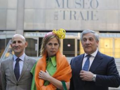 El comisario europeo de Industria y Emprendimiento, y vicepresidente de la Comisión Europea, Antonio Tajani (d), posa junto al presidente de la asociacion decreadores de moda de España el diseñador, Modesto Lomba (i),y la diseñadora Agatha Ruiz de la Prada (c), a su llegada esta tarde al Museo del Traje para una cena con representantes del sector de la moda y el lujo.