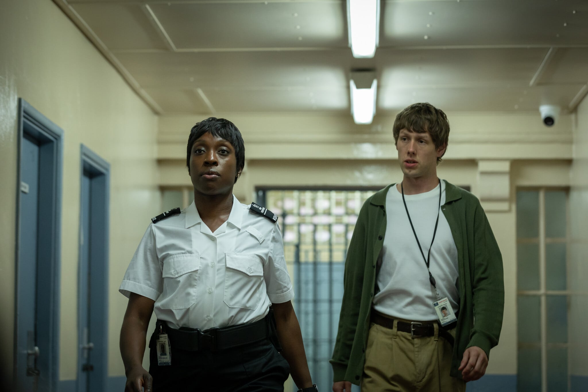 Ronke Adekoluejo y Josh Finan, en una imagen de 'La vida en la sombra'.