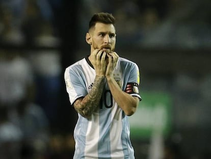 Messi, no duelo entre Argentina e Peru.