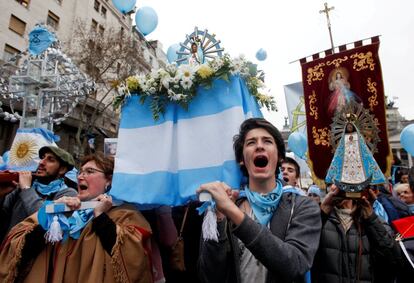Manifestantes contra la ley del aborto se concentran frente al Senado en Buenos Aires.