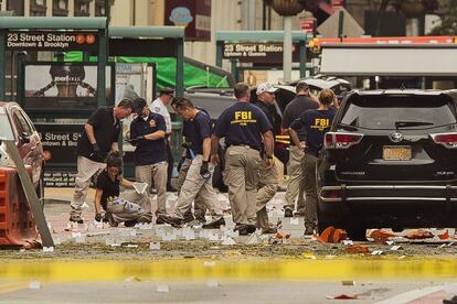 Miembros del FBI investigan cerca del lugar de la explosión en el barrio de Chelsea, Nueva York.