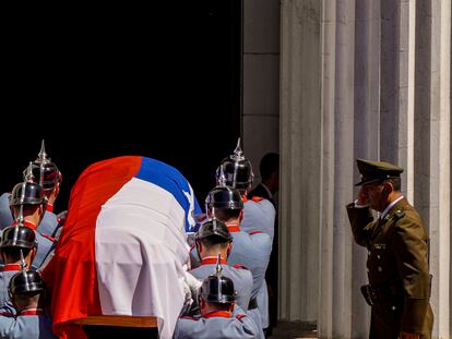 Una guardia de honor escolta los restos del expresidente Sebastián Piñera en el exCongreso en Santiago, el 7 de febrero 2024.