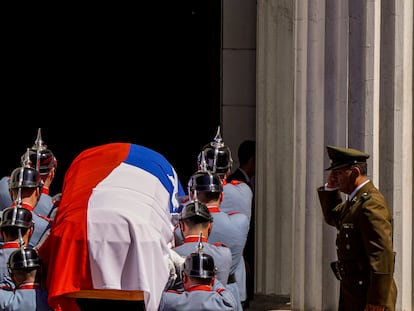 Una guardia de honor escolta los restos del expresidente Sebastián Piñera en el exCongreso en Santiago, el 7 de febrero 2024.