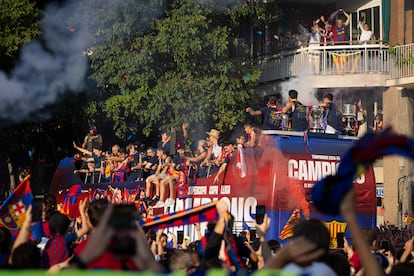 Los jugadores del FC Barcelona celebran este viernes junto a los aficionados haberse proclamado campeones de la Liga.