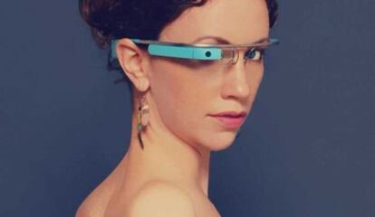 Una mujer llevando unas Google Glass