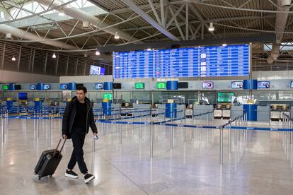 Un pasajero camina por el 'hall' del aeropuerto internacional Eleftherios Venizelos, completamente vacío, durante la jornada de huelga general en Atenas. 