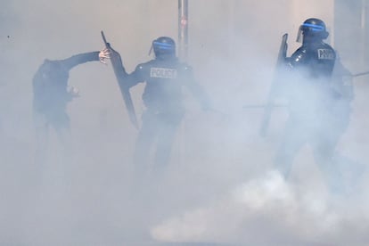 A protester (L) clashes with anti-riot police during a demonstration against the French government's proposed labour reforms on April 28, 2016 in Nantes.  
Protests turned violent in Paris and other French cities today as tens of thousands of workers and students made a new push for the withdrawal of a hotly contested labour bill. / AFP PHOTO / LOIC VENANCE