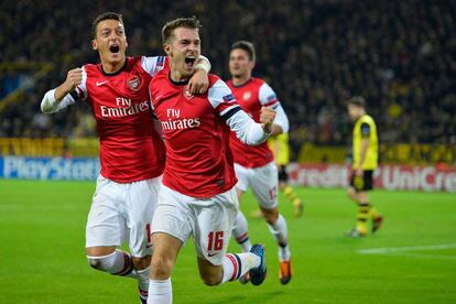 Ramsey y Özil celebran el gol.