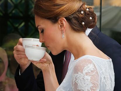 Vota: el look de Kate Middleton tomando el té en Kuala Lumpur