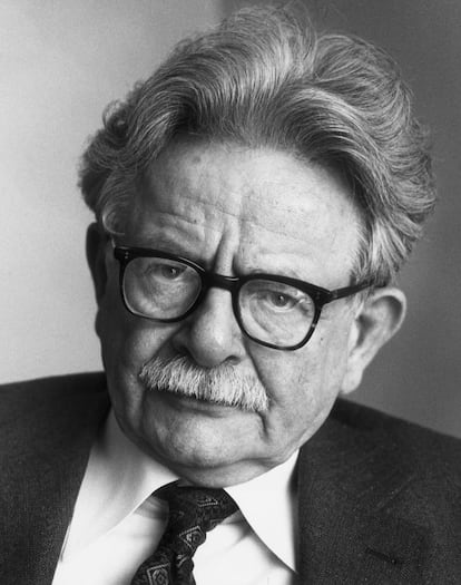 El escritor Elias Canetti
circa 1985: Headshot portrait of Bulgarian-born author Elias Canetti (1905 - 1994). Canetti won the Nobel Prize for Literature in 1981. (Photo by Horst Tappe/Hulton Archive/Getty Images)
