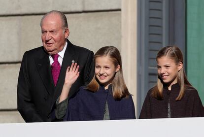 Don Juan Carlos, con la princesa Leonor y la infanta Sofía, a su llegada al acto solemne conmemorativo del 40 aniversario de la Constitución.