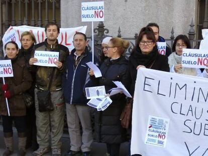 Un grupo de personas se manifiesta en contra de las cláusulas suelo.