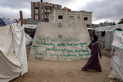 Una tienda de campaña con un mensaje de agradecimiento dedicado a los estudiantes estadounidenses en el campo de refugiados de Rafah, la Franja de Gaza.