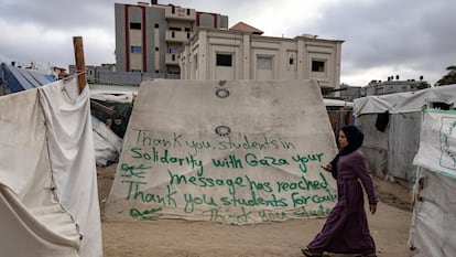 Una tienda de campaña con un mensaje de agradecimiento dedicado a los estudiantes estadounidenses en el campo de refugiados de Rafah, la Franja de Gaza.