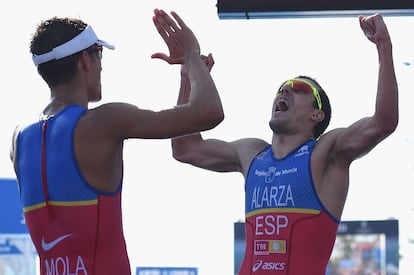 Mola, a la izquierda, y Alarza, celebran su éxito al final de la carrera de Gold Coast.