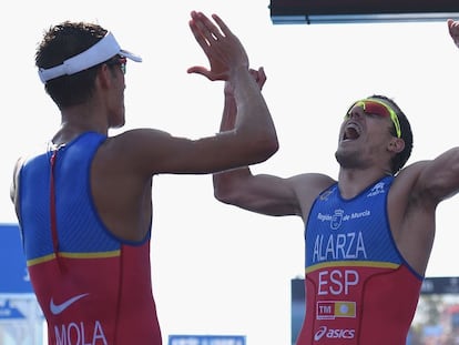 Mola, a la izquierda, y Alarza, celebran su éxito al final de la carrera de Gold Coast.
