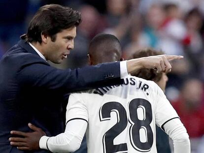 Solari da instrucciones a Vinicius, tras el gol.