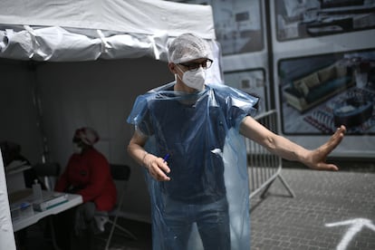 Un sanitario atiende a los ciudadanos en un puesto de campaña de test de covid-19 en Francia.