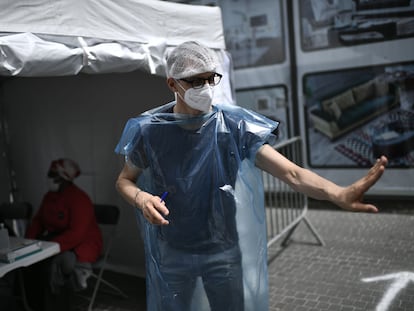 Un sanitario atiende a los ciudadanos en un puesto de campaña de test de covid-19 en Francia.