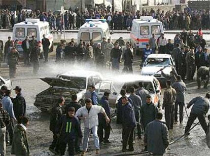 Los servicios de socorro trabajan en los alrededores de la comisaría de Kirkuk donde explotó ayer un coche bomba.