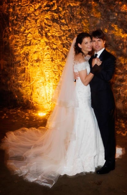 Armani firma el vestido de escote Bardot que Katie Holmes vistió en su enlace con Tom Cruise. El precio asciende a la nada desdeñable cifra de 50.000 dólares. La pareja se divorció en 2012.