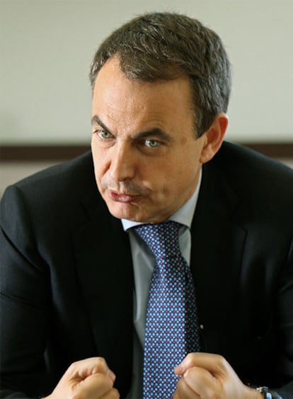 El candidato del PSOE, José Luis Rodríguez Zapatero, en su despacho de La Moncloa.