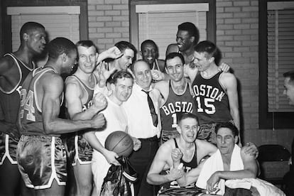 Los Boston Celtics celebrando la victoria en el vestuario después de vencer a los Minneapolis Lakers en 1959.