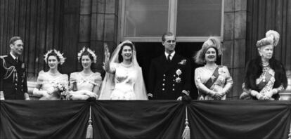 (FILES) In this file photo taken on November 20, 1947 Queen Elizabeth (2nd-R) smiles while her daughter newlywed Princess Elizabeth (C) waves to the crowd from the balcony of Buckingham Palace 20 November 1947 in London as the Royal Family celebrated the wedding of Elizabeth and the Duke of Edinburgh (3rd-R). Others in this picture are King George VI (L), Princess Margaret (2nd-L), an unidentified young woman (3rd-L) and Queen Mary (R), the widow of George V.  Britain has long entranced the world with its spectacular royal weddings, occasions of glittering pageantry and glamour that feed into a fascination with the British royalty. Hundreds of thousands of people thronged London's streets to cheer the future Queen Elizabeth II, then a 21-year-old princess, as she married Prince Philip, aged 26, more than 70 years ago on November 20, 1947. Britain's Prince Harry, Britain's Queen Elizabeth II's grandson, marries US actress Meghan Markle on May 19, 2018. / AFP PHOTO / POOL / -