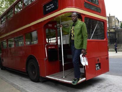 Usain Bolt se sube a un autobús londinense