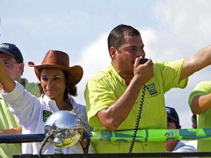 El presidente de Ecuador, Rafael Correa, y su hermana Pierina, durante un acto electoral celebrado el pasado jueves.