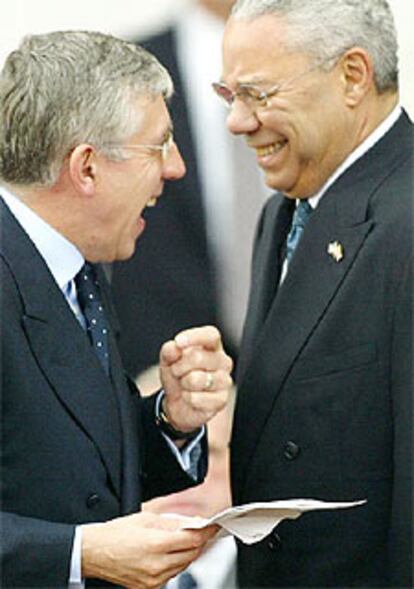 Colin Powell (derecha) y Jack Straw, ayer en Londres.