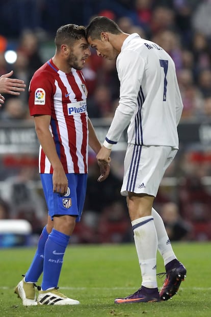 Cristiano Ronaldo se encara con Koke. Ambos jugadores recibieron tarjeta amarilla. 