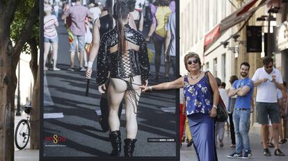 Una mujer se&ntilde;ala una de las fotograf&iacute;as de &#039;Orgullo de Sevilla&#039;.