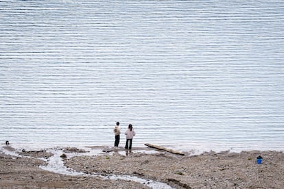 Dos personas conversan a la orilla del pantano de Susqueda este martes, en Girona (España).