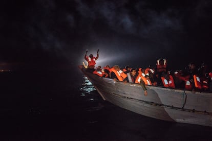 A pesar del clima invernal y el mar embravecido del diciembre de 2016, los migrantes y refugiados seguían intentando el peligroso cruce por mar desde Libia a Europa continental. Ese año, MSF renunció a toda financiación de la Unión Europea y de sus Estados miembros en protesta por la “dañina política migratoria, basada en la disuasión y en alejar lo máximo posible de sus costas a quienes huyen de la guerra y el sufrimiento”.