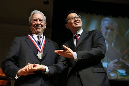 Mario Vargas Llosa recibe del bibliotecario en funciones del Congreso, David Mao, el premio Living Legend