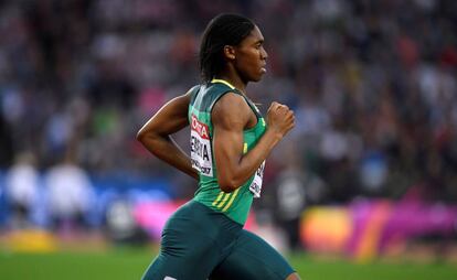 Caster Semenya durante una carrera.