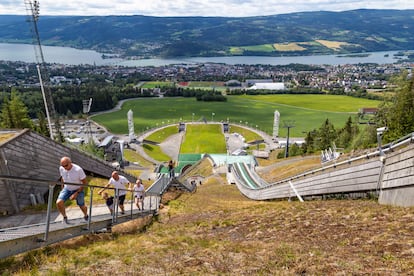 Varios turistas visitan la plataforma de saltos de esquí de Lysgårdsbakkene, en Lillehammer.