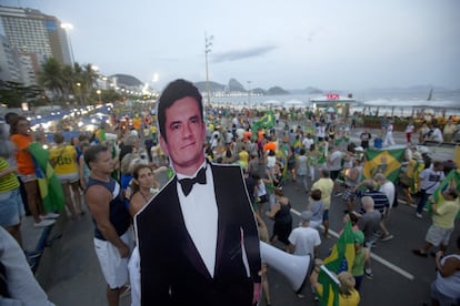 Enquanto os apoiadores de Lula se reuniam em Porto Alegre, críticos do ex-presidente se diluíram em protestos em algumas capitais, como Brasília, São Paulo e Rio de Janeiro. Na imagem, um boneco de papelão do juiz Sérgio Moro em protesto na praia de Copacabana.