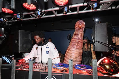 El lugar elegido para celebrar la que ha sido la 21º edición de la fiesta de Halloween de Heidi Klum fue el Sake No Hana at Moxy, un restaurante japonés ubicado en el Lower East Side de Manhattan. La música de la noche corrió a cargo de Questlove, músico, compositor, DJ y productor, entre muchas de sus facetas artísticas. En la imagen, el músico en la cabina junto a Klum.