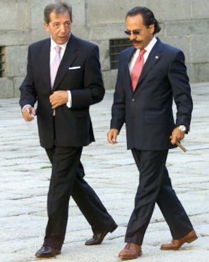 Álvaro Pérez, El Bigotes, con zapatos marrones, junto a Pedro Antonio Martín Marín.