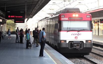 Varios pasajeros se disponen a coger un tren de Renfe en Alcorcón, Madrid.