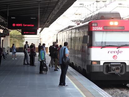Varios pasajeros se disponen a coger un tren de Renfe en Alcorcón, Madrid.