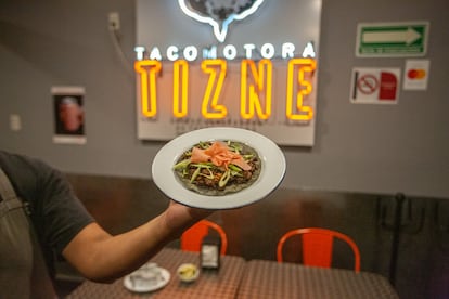 Un taco de Tizne Tacomotora, en la colonia Roma.